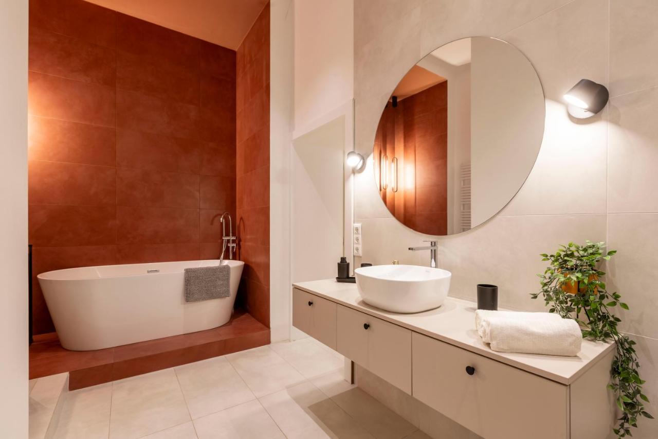Luxurious Minimalist Residence With Sauna By Prestige Homes บูดาเปสต์ ภายนอก รูปภาพ